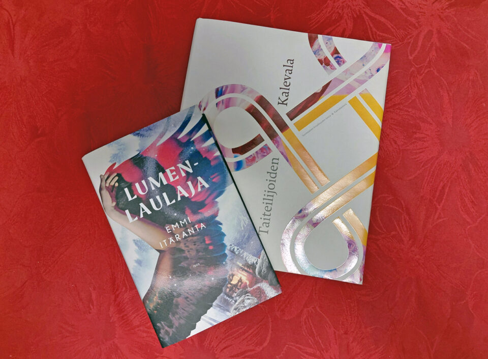 Punaisen pöytäliinan päällä kaksi kirjaa vähän limittäin, kansikuvat kuvattuna suoraan ylhäältä päin.