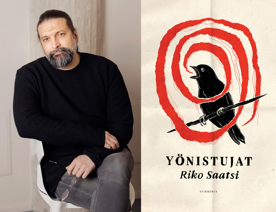 Kaksipalstainen kuva, jonka vasemmalla puolella valokuva mustiin vaatteisiin pukeutuneesta tummapartaisesta miehestä, oikealla puolella kirjan kansikvua, jossa musta lintu istuu oksalla ja punainen spiraali tulee ulos linnun suusta kuin kuvaten linnun laulua. Kansiteksti: YÖNISTUJAT. Riko Saatsi.