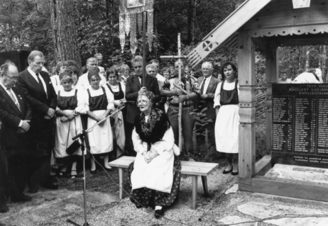 Sanni Joskan itkuvirsi vankeudessa 1939-40 kuolleille vainajille. Vasemmalla Nestori Norppa ja muistomerkin paljastuspuheen pitänyt Erkki Vahronen.