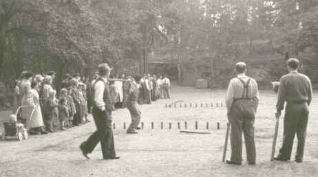 Kyykän mestaruusottelu Vienan ja Aunuksen joukkueiden välillä Helsingin Seurasaaressa vuonna 1952. Heittovuorossa Karjalan Sivistysseuran puheenjohtaja Aleksi Lahelma.