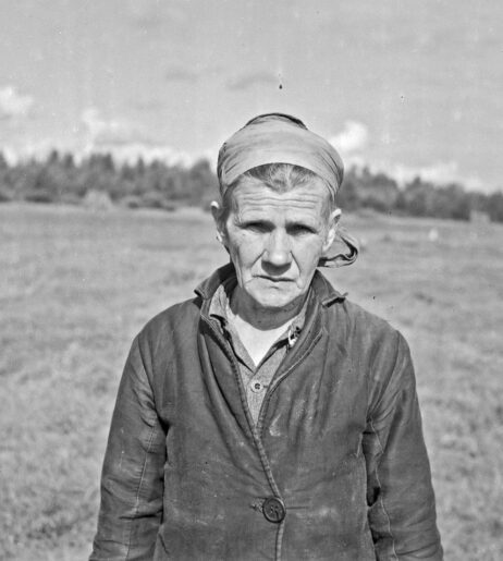 Vuokkiniemeläinen runonlaulaja Anni Tenesseinen (Denisov) vuonna 1943. Lähde: Museovirasto, Suomalais-ugrilainen kuvakokoelma, Väinö Kaukonen 1943, SUK475:442.