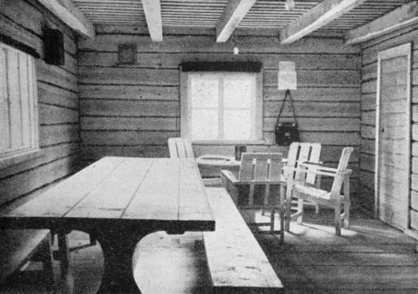 Puhdetöinä valmistunut kelohonkainen pirtti kalusteineen Uhtuan suunnalla. Se rakennettiin Uhtualle jatkosodan aikana ja siirrettiin Ruissaloon vuonna 1943. Rakennuksen mallina on ollut vienankarjalainen talo. Museovirasto, Historian kuvakokoelma, Valokuvaamo Jäniksen kokoelma, Pauli Jänis 1944.