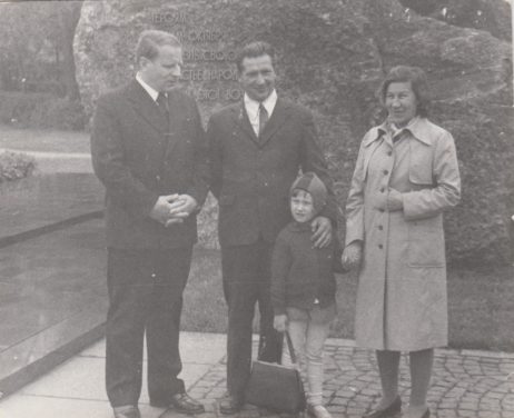 Vas. ?, Pekka Tupitsin, Eila Stepanova ja Sandra Stepanova. Eila Stepanovan kotiarkisto.