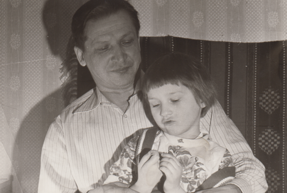 Pekka Tupitsin sylissään tytär Eila Stepanova 1970-luvun loppupuolella. Eila Stepanovan kotiarkisto.