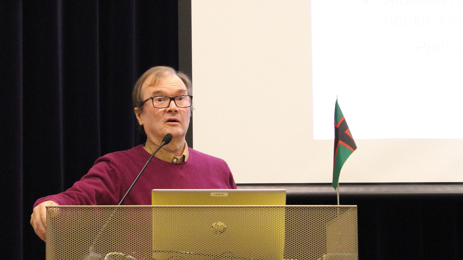 Pekka Huttu-Hiltunen puhui yleisölle ensimmäisenä.