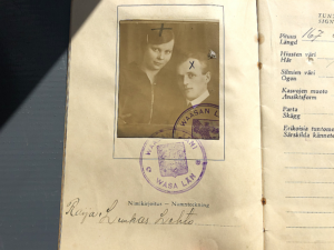 Mustavalkoinen kuva miehestä ja naisesta oleskelukirjassa, sivulla on myös leima ja nimikirjoitukset Raisa ja ja Luukas Lehto