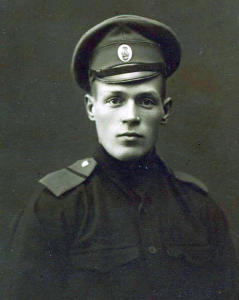 Mustavalkoinen kuva nuoresta miehestä sotilaan asussa