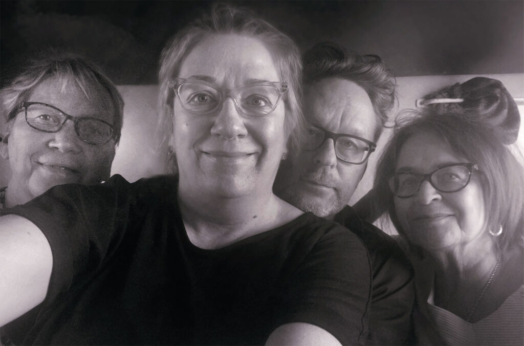Kolme naista ja yksi mies selfie-kuvassa.