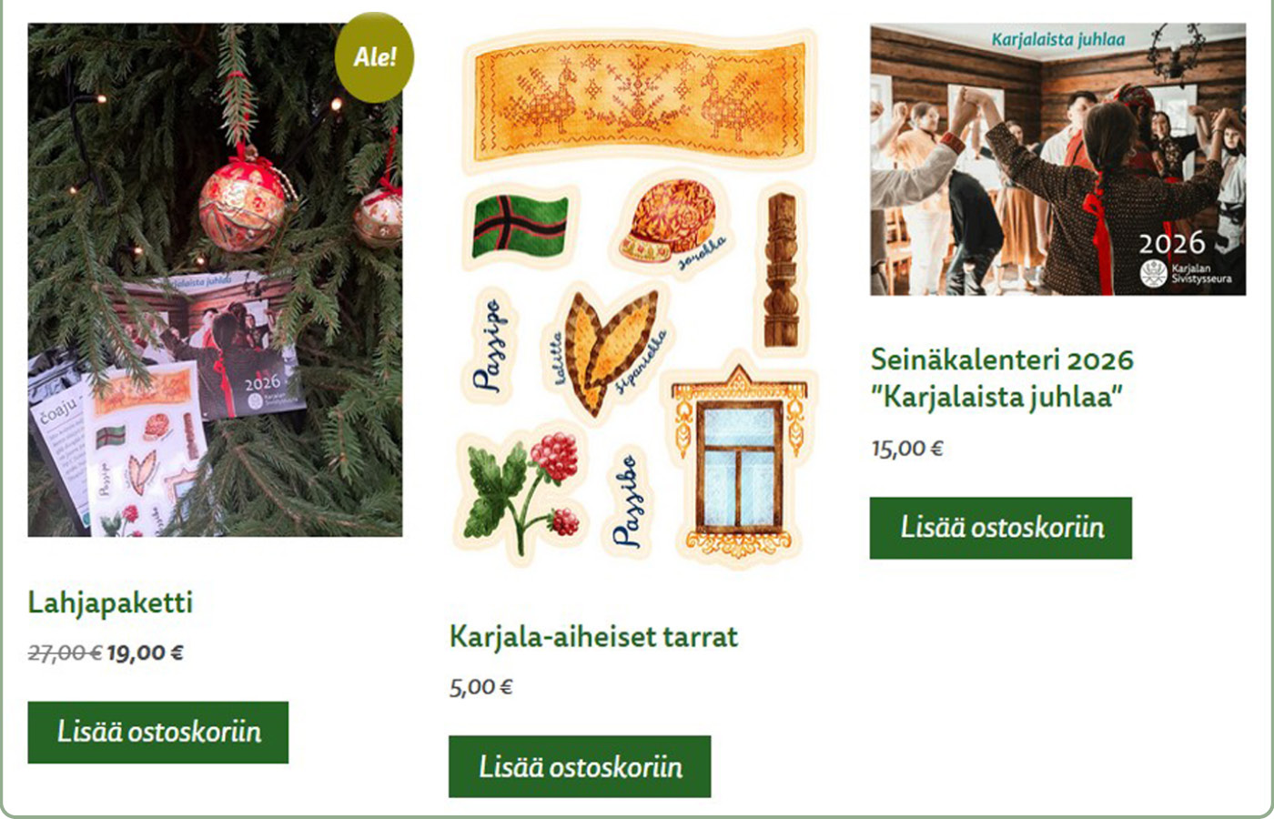 joulupuoti-valmis_2025_kss Kuvassa valikoima joulupuodin tuotteita; kolme kuvaa, yhdessä kuusenhavujen päällä teepakkaus, seinäkalenteri ja tarra-arkki, keskimmäisessä kuvassa lähikuvassa piirroskuvista tehty tarra-arkki, jossa mukana myös joitakin karjalankielisiä sanoja, oikeanpuoleisessa kuvassa seinäkalenterin kansi, jossa nuoret karjalaisiin kansanpukuihin pukeutuneet ihmiset tanssivat piirissä, kädet kohotettuina.